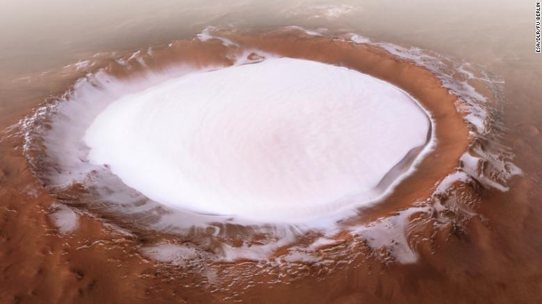 estelsiplanetes's tweet photo. El cràter Korolev a Mart, 84 km de diàmetre coberts per gel d'aigua. Imatge del satèl·lit Mars Express (ESA). https://t.co/XiAeYzkKoj
