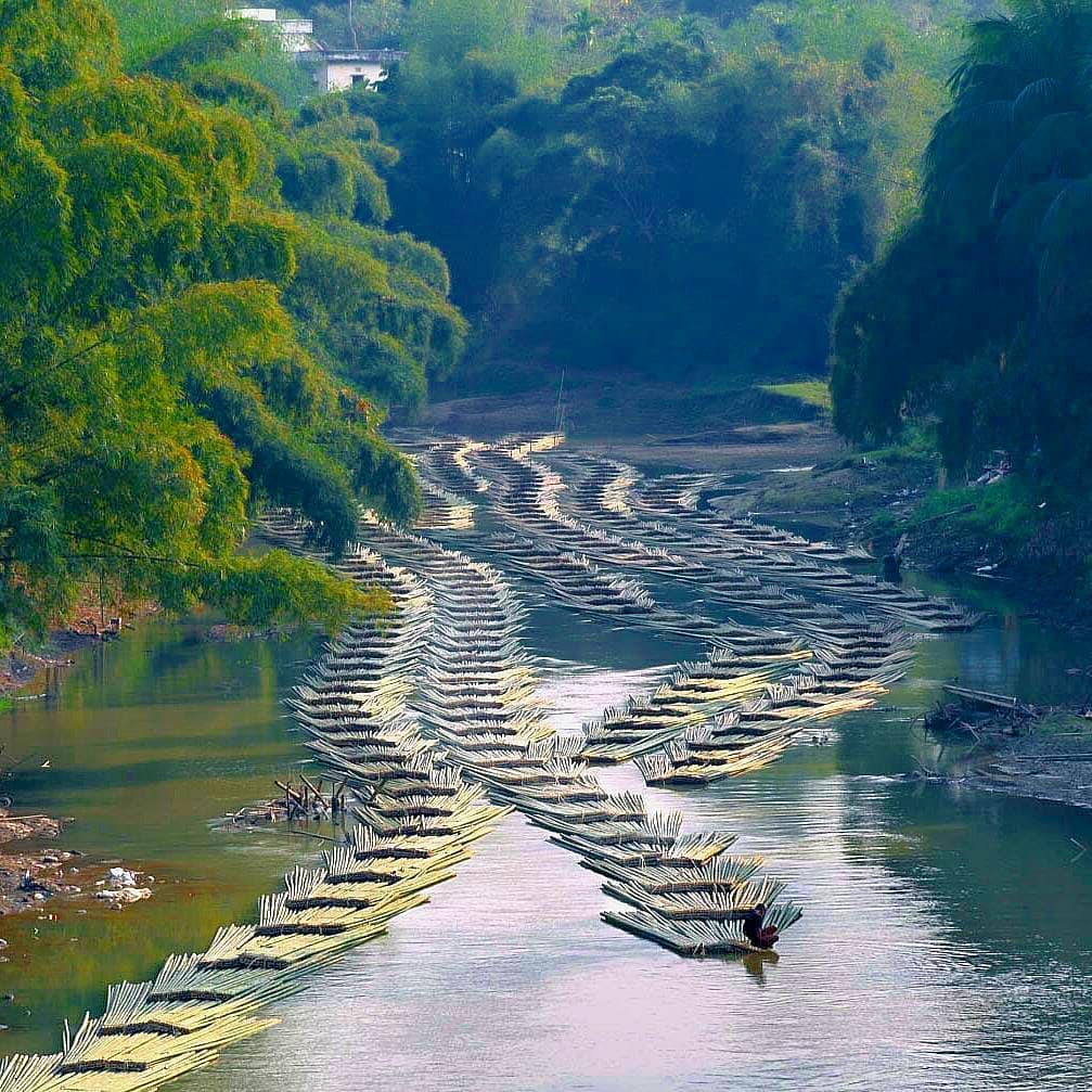 DrJitendraSingh's tweet photo. Picturesque visuals of #Bamboo being transported over the River Highways to the paper mills on Langkaih river in #Mizoram. #AtmanirbharWithBamboo https://t.co/kRfhUjOAmR