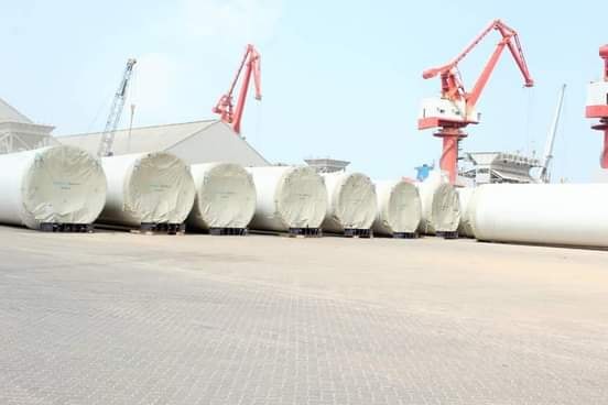 Direction_E_P's tweet photo. Objectif de Développement Durable n°7, #ODD : énergie propre et d’un coût abordable

3 navires transportant plusieurs lots d’équipements et matériels sont arrivés au port de #DMP, dans le cadre de la construction du projet éolien de 60MW à #Goubet

Lire 👉 https://t.co/YhJB8vEiJt https://t.co/RRsDHsmUb7
