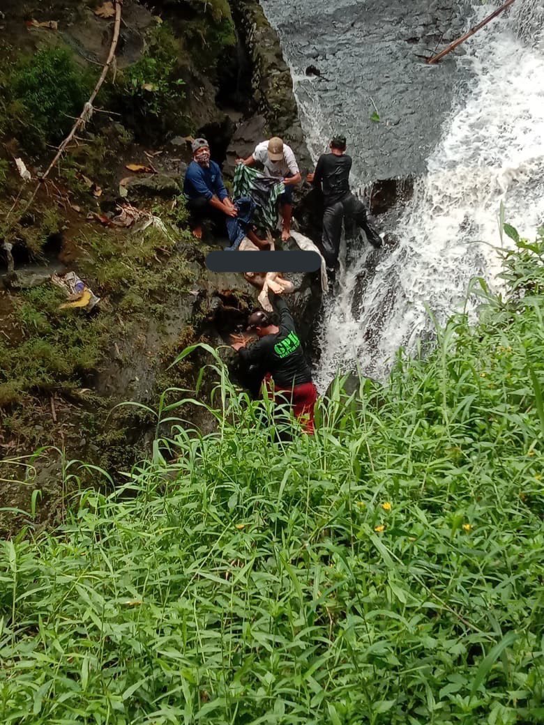 Ditemukan mayat , desa pasekan karanganom. Yang merasa kehilangan keluarganya bisa hub polsek karanganom