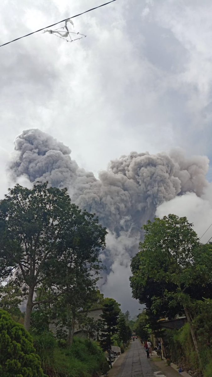 Erupsi besar , au volkanik tertiup angin ke timur, perkiraan hujan abu tebal di boyolali