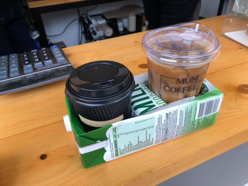 PhilippineStar's tweet photo. LOOK: A netizen from Lumban, Laguna praised road-side coffee shop Muni PH for using an empty milk carton as cup holder.

“Natuwa ako sa [mga] small enterprises [that] practice sustainability,” uploader Zernan De Ramos told The Philippine STAR.(Photos courtesy of  Zernan De Ramos) https://t.co/gCieujC62s