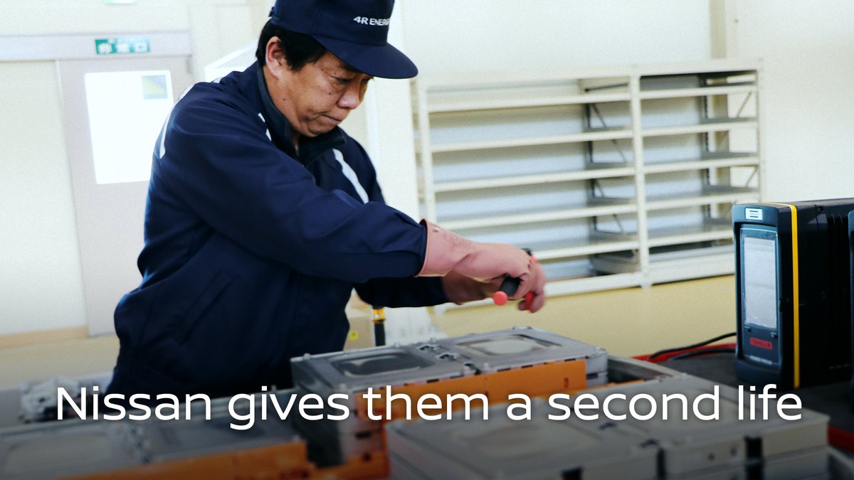 NissanMotor's tweet photo. How do you make #EV batteries more economical and environmentally friendly? By giving them a second life♻️ Read about it here: https://t.co/glaBlelX8N  #Electrifytheworld #Nissan #NissanLEAF https://t.co/3uUaijFPLF