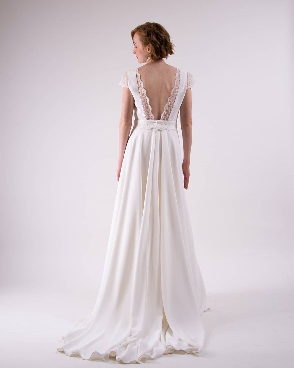 Elegante, sencillo y muy femenino, así es el vestido Jackie de nuestra colección Esenzial 🥰. Un vestido confeccionado en crep, con detalles de puntillas y una espalda abierta muy especial. ¿Qué te parece?