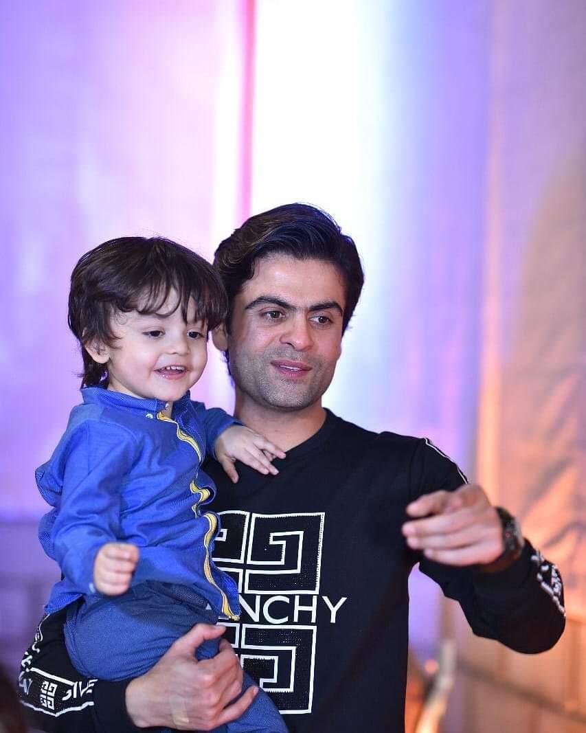 M_Sajid_cheena's tweet photo. THE HEART OF A FATHER IS MASTERPIECE OF NATURE..
May this beautiful bond become more stronger and May you find every happiness together..
#HandsomeFather
#CuteSon
Allah protect you both from all evil eyes..Stay blessed always
#FatherSonGoals
@iamAhmadshahzad https://t.co/AFxoW5aGga