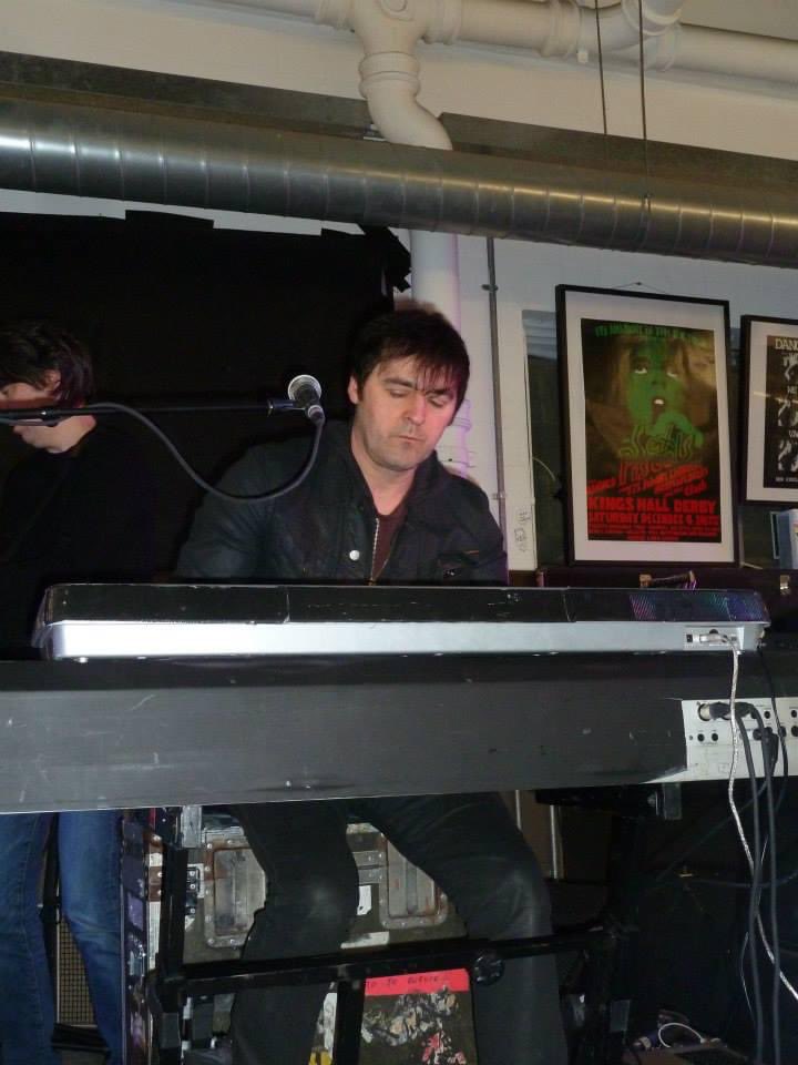 JustLookin07's tweet image. Morning @Tim_Burgess Facebook reminded me that 6 years ago today I’d selfishly be enjoying 2 gigs and a record store signing all in one day😮#ModernNature #roughtrade #acehotel Roll on the next gig 🙌🏻💙