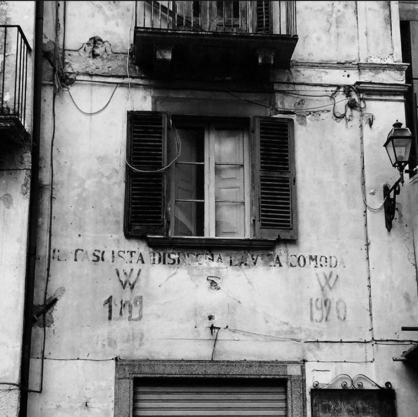 blablavirg's tweet photo. “Il fascista disdegna la vita comoda” (foto scattata nel 2017 a Gagliano Aterno, un piccolo borgo nel cuore dell’Abruzzo) Le pareti delle case, già martoriate dai terremoti, riportano l’eredità di un tragico passato. Per non dimenticare 
#GiornodellaMemoria https://t.co/BVCMUeHsXn