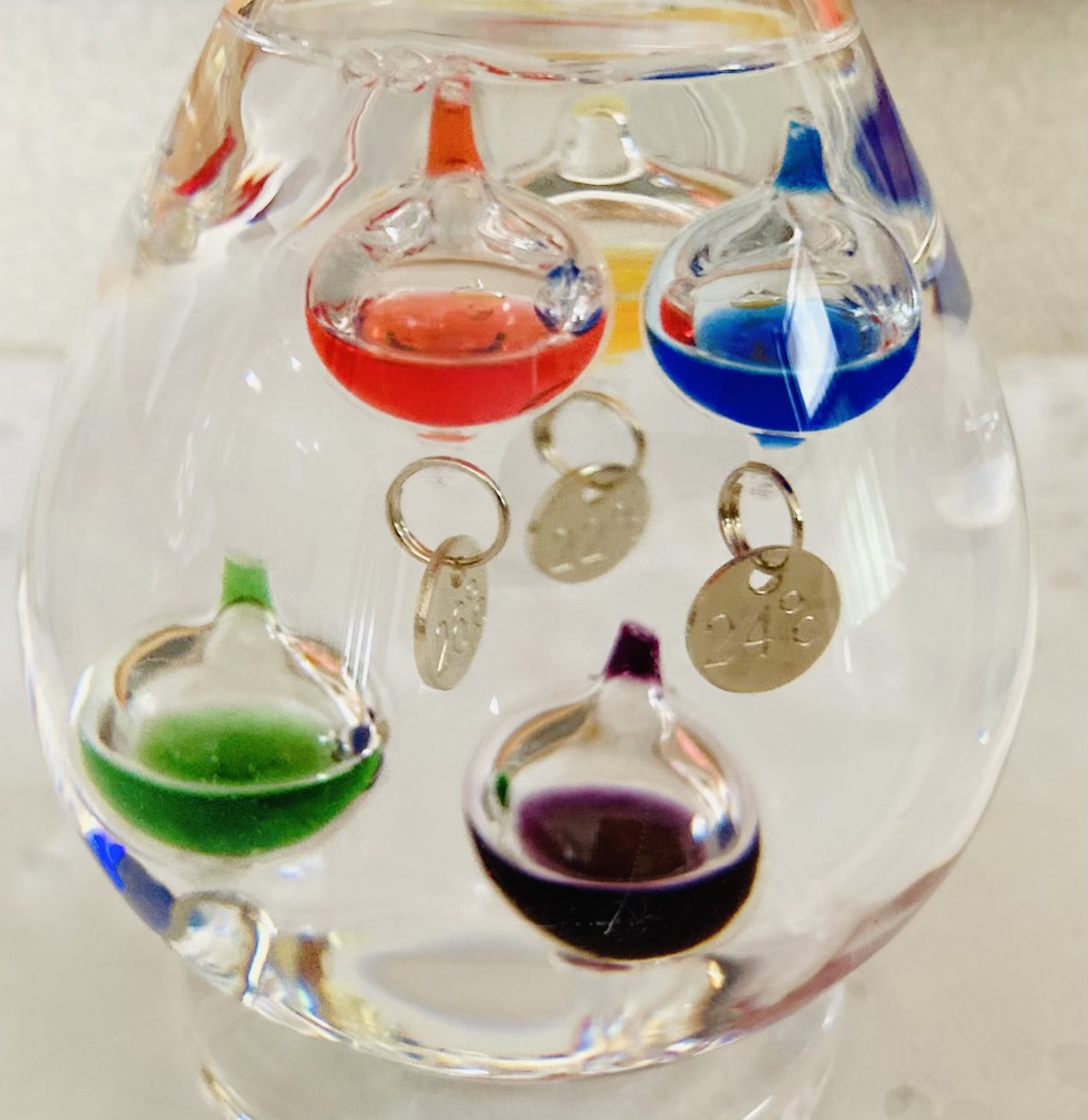 メグ 先日ニトリで見つけて購入したガリレオ温度計 第2弾 届きました W しずく型 もうこのカラフルなポップさがめっちゃ可愛い ニトリ ガリレオ温度計 インテリア雑貨