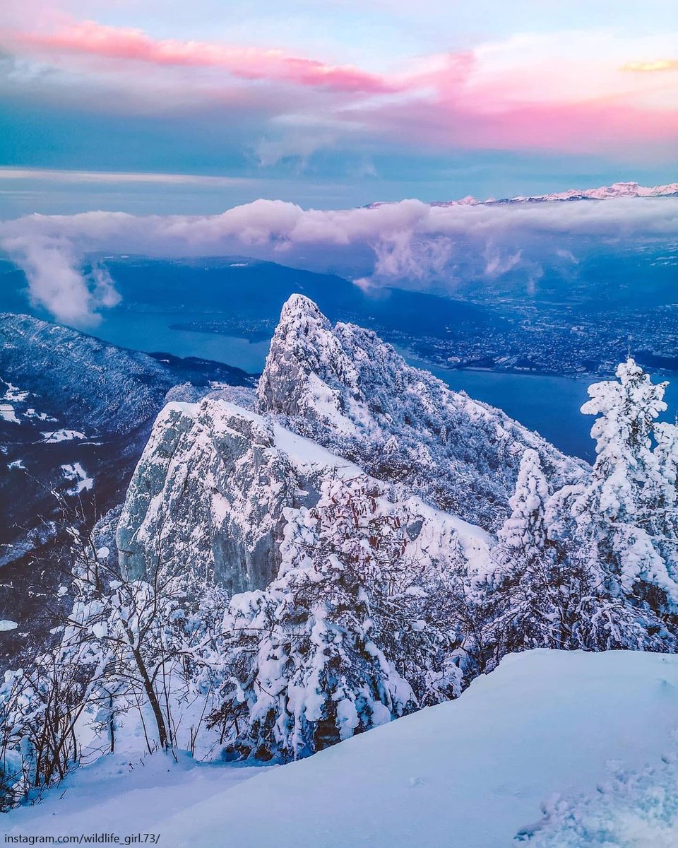 SavoieMontBlanc's tweet photo. Impossible de se passer d'une telle vue : la #DentduChat enneigée 🤩❄. Connaissez-vous la légende de cette montagne qui surplombe le #lacdubourget ?
📷 https://t.co/j4qLU5KRRs
#entrerhôneetdentduchat https://t.co/V5EBOBDEfn
