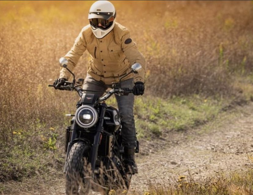 Can we play on our motorbikes yet❓<a href="/bimotaracing/">Amore Moto</a> 🤞 #motomorini #scrambler #superscrambler #madeinitaly🇮🇹 #corsaro #milano #xcape #biking #summervibes #motorbike