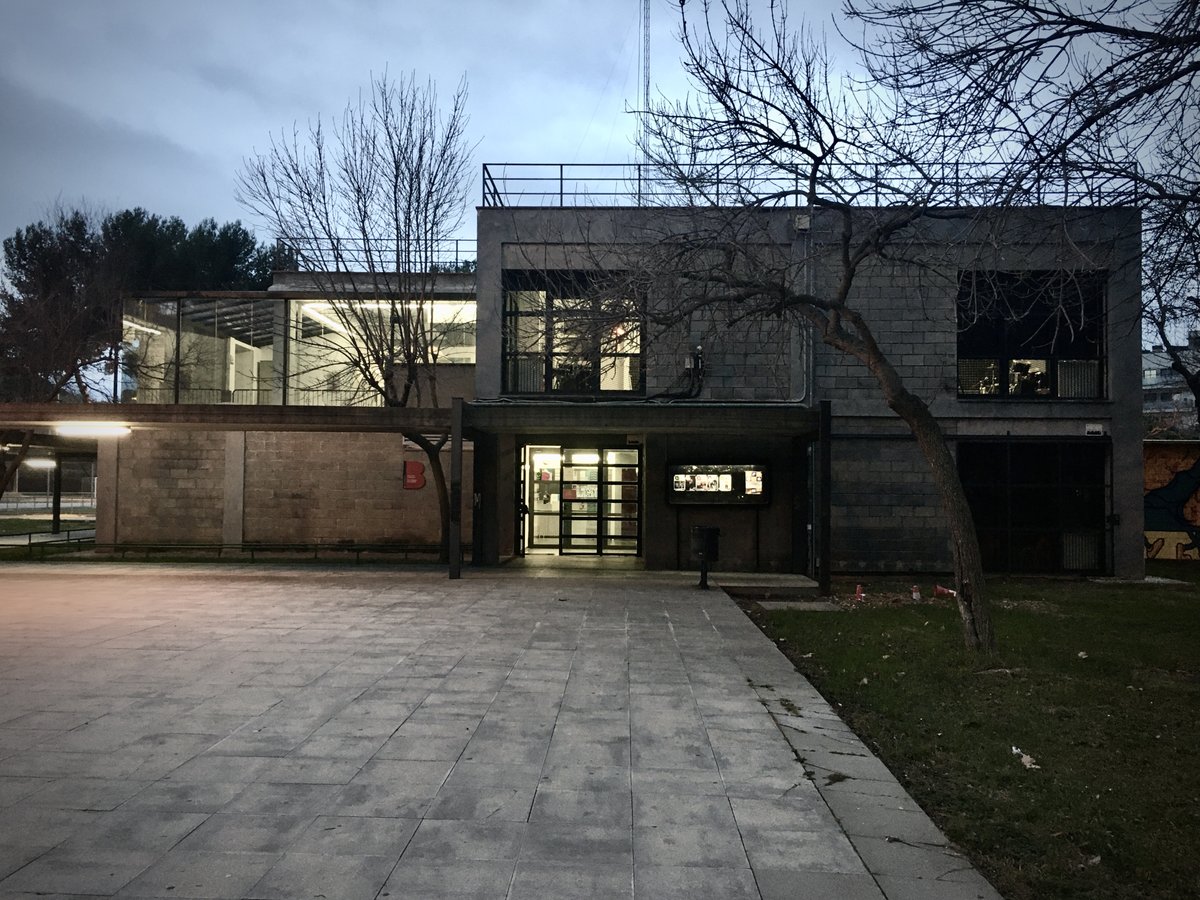 artefactumm's tweet photo. El dilluns vam arracar Im_mediacions dins del #PlaDeBarris de la Marina. Una taula de treball col·laborativa sobre mediació en arts i educació amb @labascula, @lamarinacat, @granerbcn i la inefable. La primera estació ha estat a La Bàscula. https://t.co/NzKuumFSzE https://t.co/5frDaNgYrl