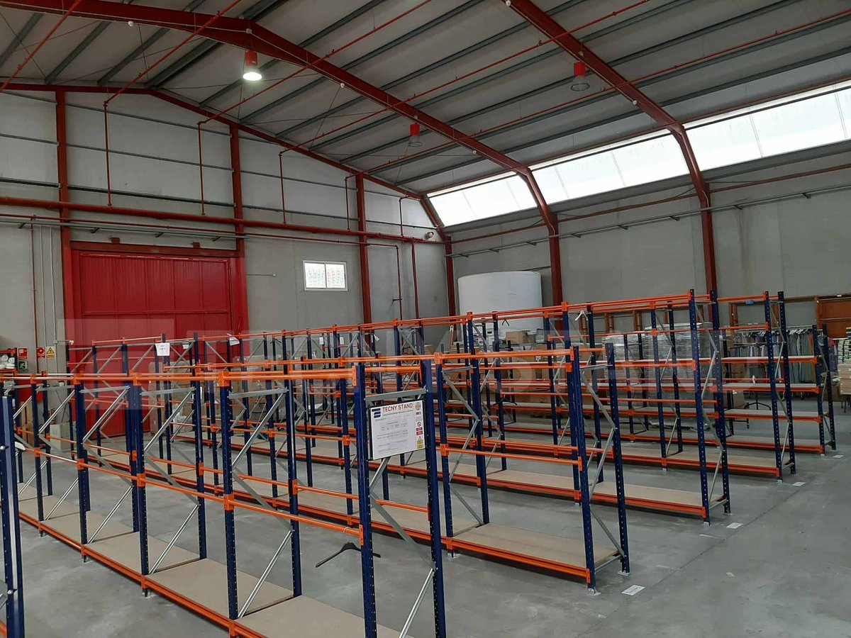 TecnyStand's tweet photo. Nueva instalación de estanterías de #picking combinadas con estanterías para #prendascolgadas para conocida empresa #textil en la zona de #murcia. https://t.co/ICDi0zZiv0 https://t.co/7SQyxzz0Uw
