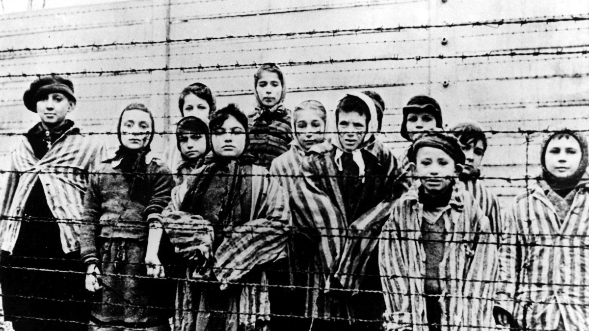 maartenvanriel's tweet photo. Vandaag in het verleden (1945) werd rond drie uur in de middag Auschwitz bevrijd door soldaten van het Rode Leger. Ze vonden meer dan 7.000 gevangenen die voor dood waren achtergelaten, veelal kinderen. https://t.co/YuZtfdtTSX