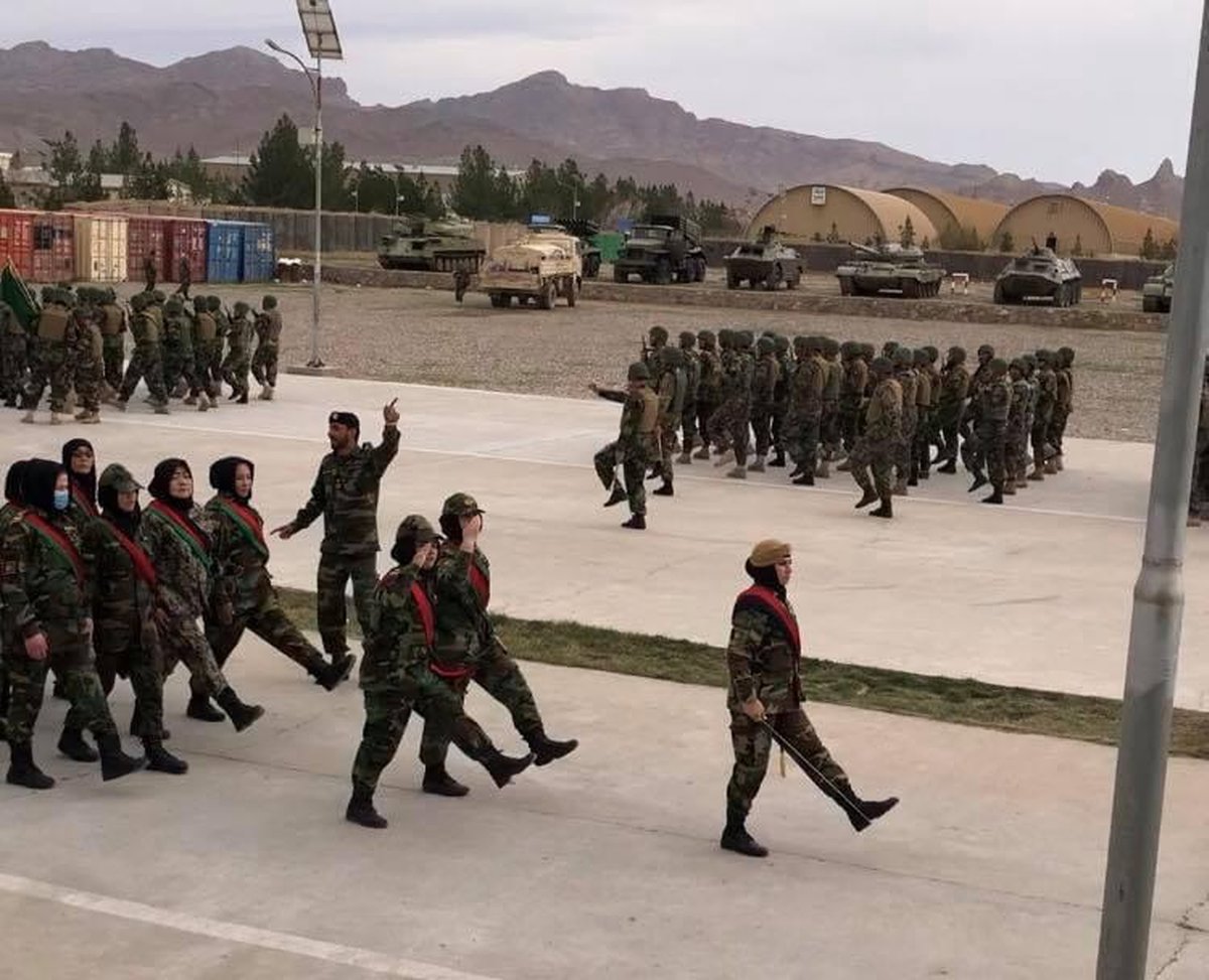 SadaeAzadi's tweet photo. زوج نظامی که شانه به شانه برای تامین امنیت و ثبات در زون غرب می رزمند
جگرن زهرا گل پوپل و تورن سهراب عظیمی، زوج جوانی اند که از چندین سال بدینسو بخاطر محافظت از مردم و تامین صلح و ثبات در زون غرب در خط نخست نبرد می رزمند. 
#ThisIsANDSF #AFGStrong #WillForPeace https://t.co/O1zj2p3bYr
