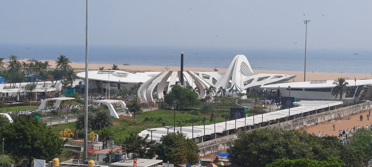 நிறைந்த மனசு படைத்த சொக்கத் தங்கத்திற்கு,
வங்க கடல் அலையும்  மக்கள் அலையும் 
புகழ் மாலை சூடி பூஜிக்க,
பீனிக்ஸ் பறவையாய்
உயிர்த்தெழுந்த எங்கள்
தங்கத்தாரகைக்கு
உலகமே வியக்கும்
ஓர் நினைவாலயம்.!!
#Ammaforever #அம்மாநினைவிடம் #AbdulsamathuN