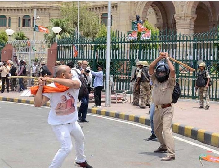 यह गुंडे नहीं - असली भाजपाई हैं.
#FarmersDelhiProtest #Delhi #RepublicDay2021