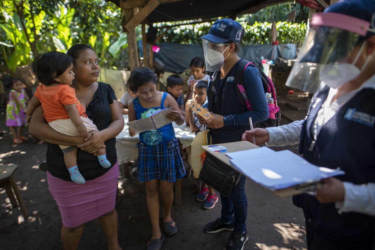 WFP's tweet photo. 📸👇WFP nutritionist Glendy at work in Malacatán, #Guatemala.

She is part of the "nutrition brigades", a team that works tirelessly to assess the nutritional status of vulnerable communities in Guatemala. 💪💪 https://t.co/MBxkzI2tHK