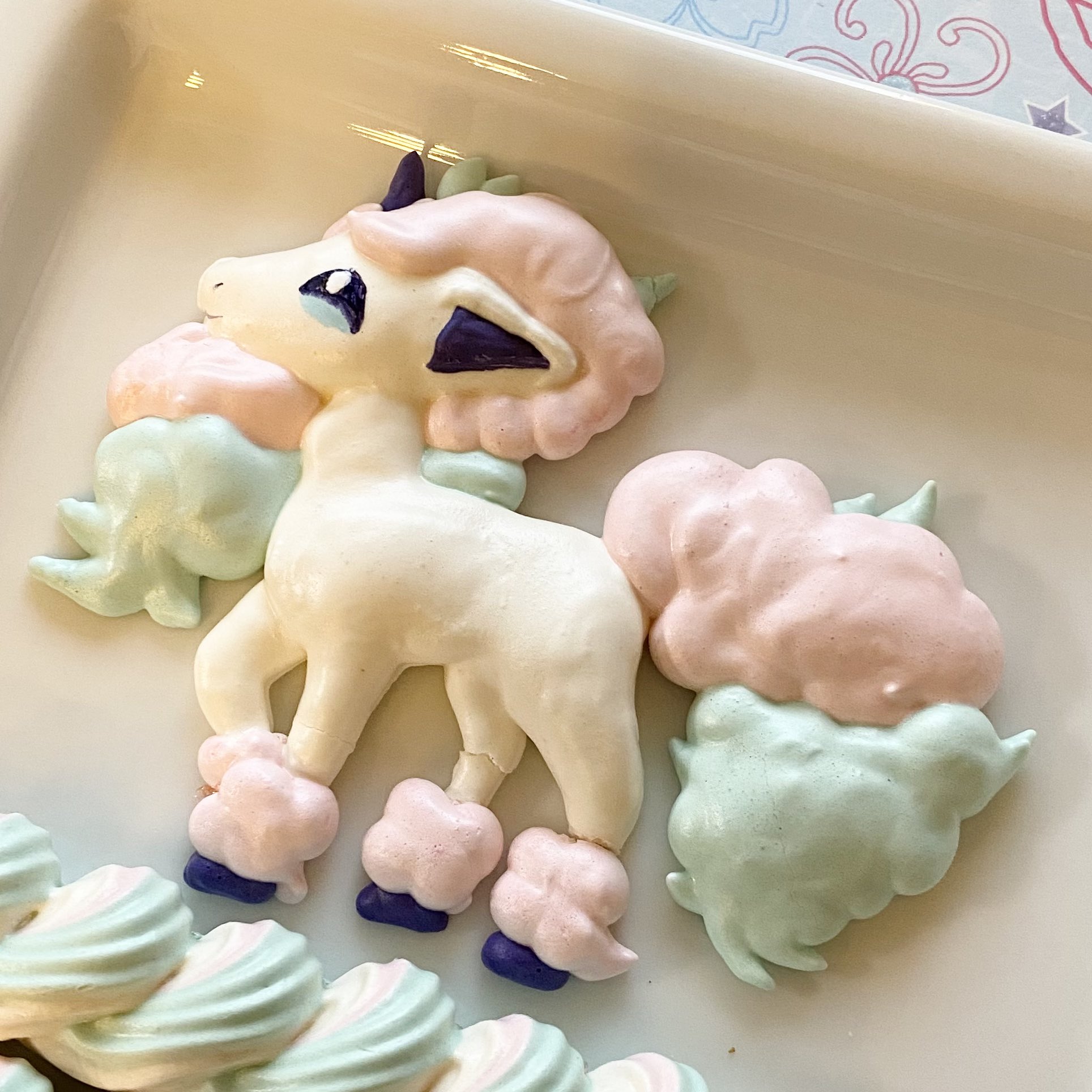 46マッマ ガラルポニータ可愛すぎるー 長女さんが最近またポケモンにハマり出してるようなので 母もメレンゲクッキー作ってみました 足折れちゃったけど モコモコ可愛くできた お菓子作り好きな人と繋がりたい 手作りおやつ メレンゲクッキー