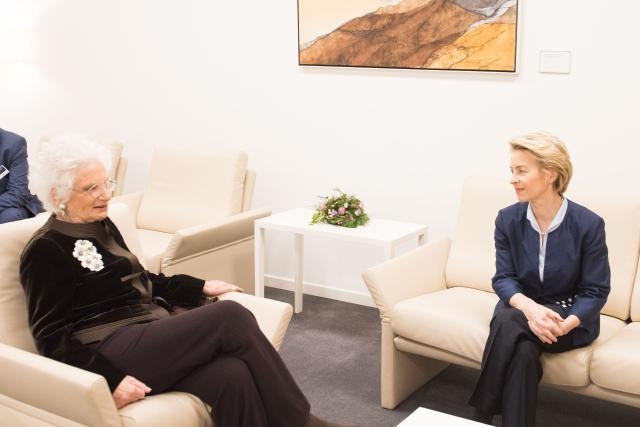 Hoy se cumplen 76 años de la liberación del campo de concentración nazi de #Auschwitz-Birkenau.

Como dice la presidenta <a href="/vonderleyen/">Ursula von der Leyen</a> nunca debemos olvidar lo que sucedió en el #Holocausto.

+ℹ➡ec.europa.eu/info/policies/…

#HolocaustMemorialDay #WeRemember