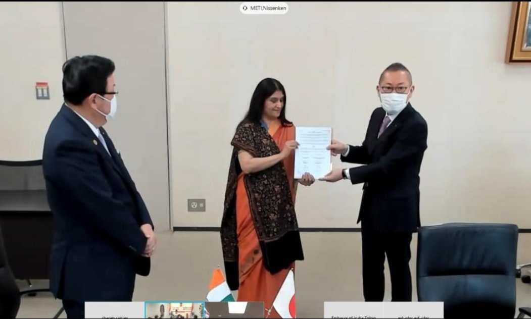 TexMinIndia's tweet photo. MoU between Textiles Committee, Ministry of Textiles, Government of India and M/s. Nissenken Quality Evaluation Centre Japan signed to boost export of Textiles and Apparel to Japanese market in presence of Hon’ble Minister of Textiles, Smt. @smritiirani https://t.co/ca32IAWZar