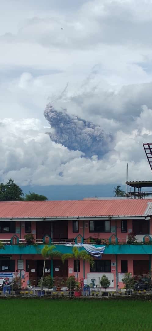 Erupsi Merapi dilihat dari Ponpes Baitussalam, Dusun Bokoharjo (dekat Candi Prambanan). | @jaqchrome