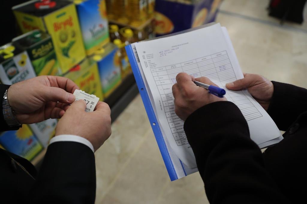 ticaret's tweet photo. 81 ilde market, pazar yeri, çarşı ve toptancı hallerinde fahiş fiyat artışlarına yönelik denetimlerimiz devam ediyor. 

Gerçekleştirilen denetimlerde son bir haftada 1674 işletme, 22 bin 535 ürün incelendi.

https://t.co/MadhtPNjUD https://t.co/rR5VtQvoQG