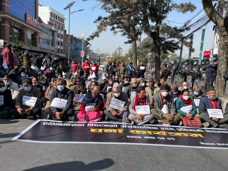 प्रतिनिधिसभा बिघटन बिरुद्ध सांसद र संविधानसभा सदस्यहरु माईतिघर मण्डलामा अाज।