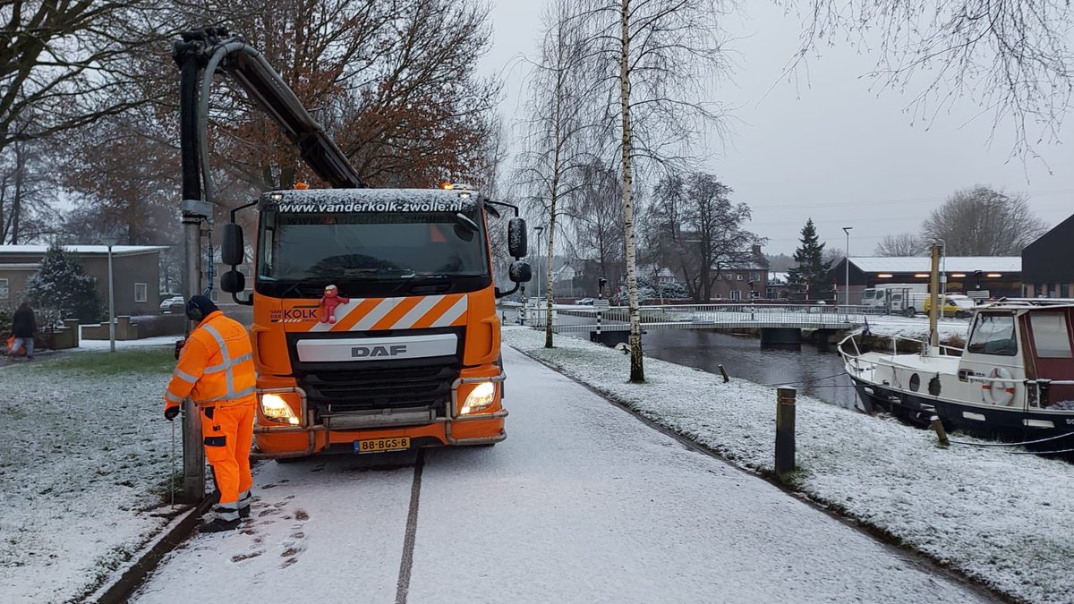 vanderKOLK_z's tweet photo. #Donkerbroek Mooie plaatjes zo in het winterlandschap. Trots op de mannen die op deze gure dag aan het #kolkenzuigen zijn #Ravo https://t.co/bVABeIYTkS