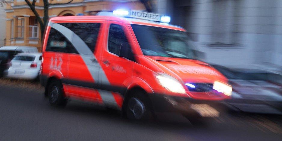 mopo's tweet photo. DRK und Feuerwehr: Impfungen für Chefs: Hamburger Politiker sind sauer https://t.co/QdlsodTBuY https://t.co/J4KRbxI1zT