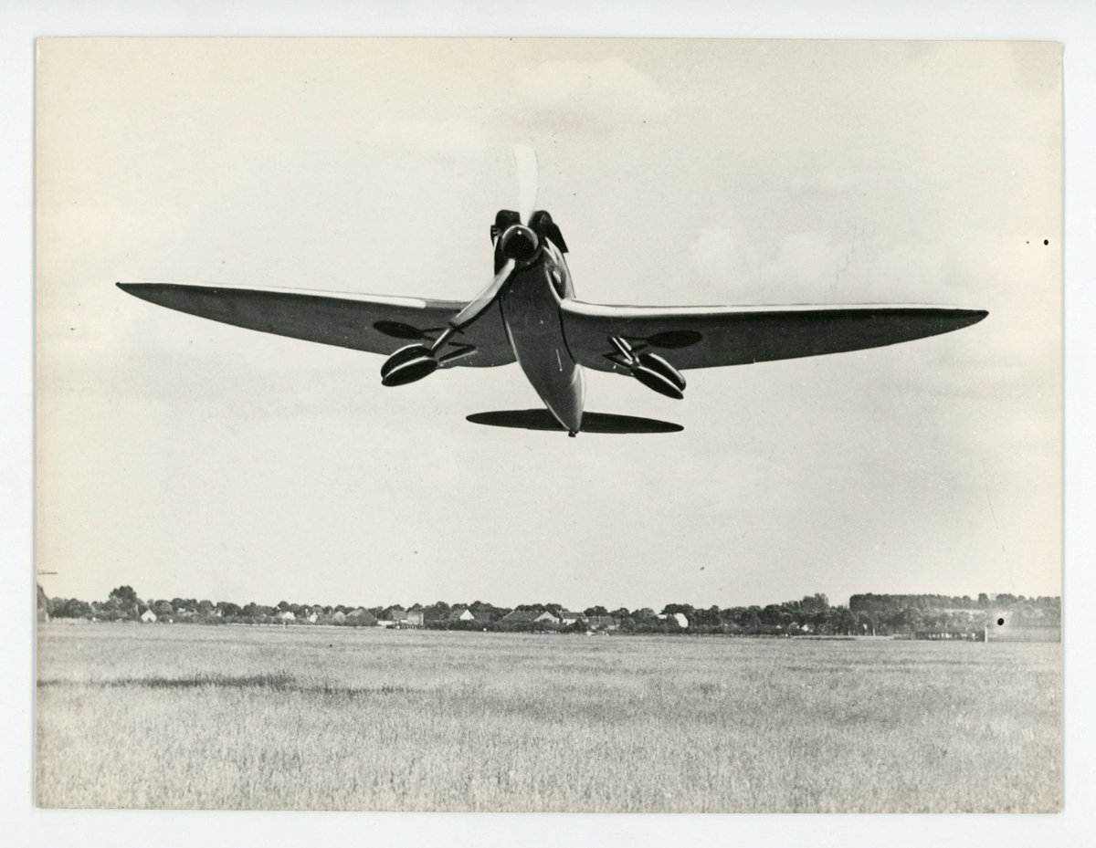 Other cool features of the plane were a retractable landing gear, which was like the definition of luxury back in the day. The cabin wasn't too bad either, if you wanted to get from A to B fast and had the money, the He-70 could get you there in record time and in comfort.