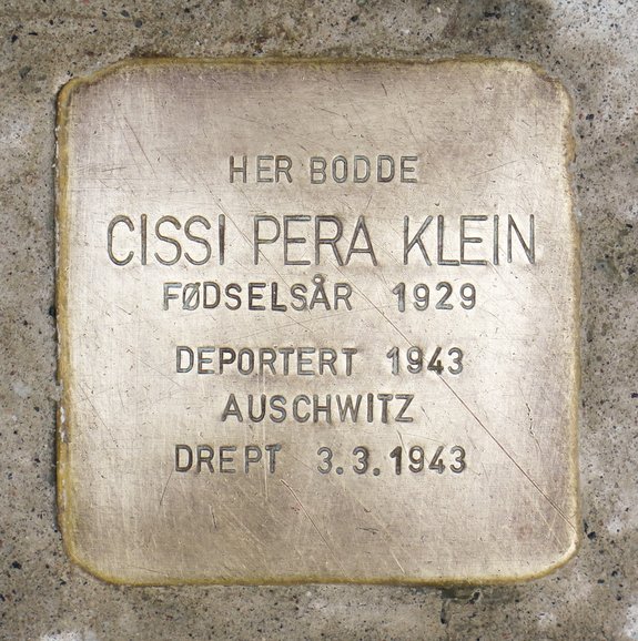 Cissi Pera Klein gikk på Kalvskinnet barneskole sammen med storebroren sin Abraham. 13 år gammel ble hun arrestert i sitt eget klasserom. Sammen med sin far og bror ble hun sendt til Auschwitz med skipet «Gotenland». 3. mars 1943 ble hun gasset i hjel. #WeRemember
