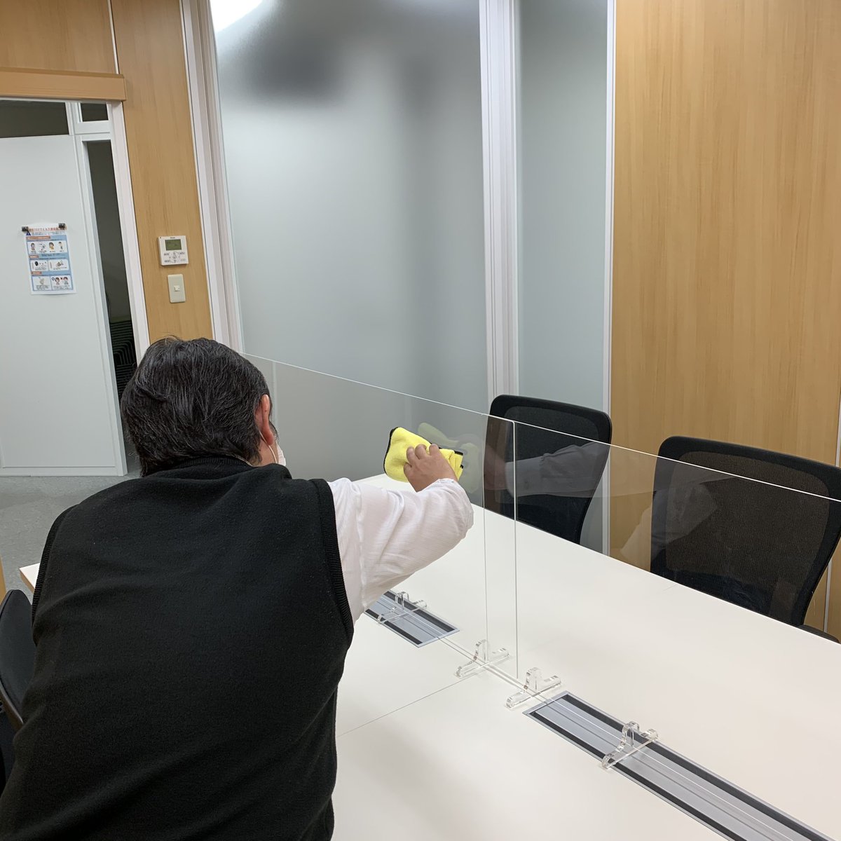 nodusinc's tweet photo. 🍀こんにちは！今週は応接＆商談スペースのご紹介です。感染予防対策として、アクリルスタンドの設置、使用後や毎日の清掃時に事務スタッフや店長がアルコール拭きを実施。
うちの店長(ノーダスのプーさん)も頑張ってます(笑)

#nodus #保険相談館 #保険見直し #オンライン相談 #大阪市 #堺筋本町 https://t.co/ok6WlGY2V0