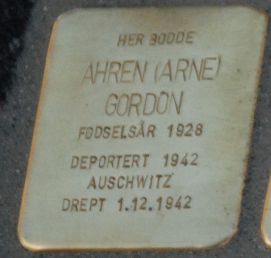 14 år gammel ble Arne Ahren Gordon sendt til Auschwitz. Når skipet kom frem ble han sendt direkte til gasskamrene.  
Han gikk antageligvis på Ila skole i Oslo. #WeRemember