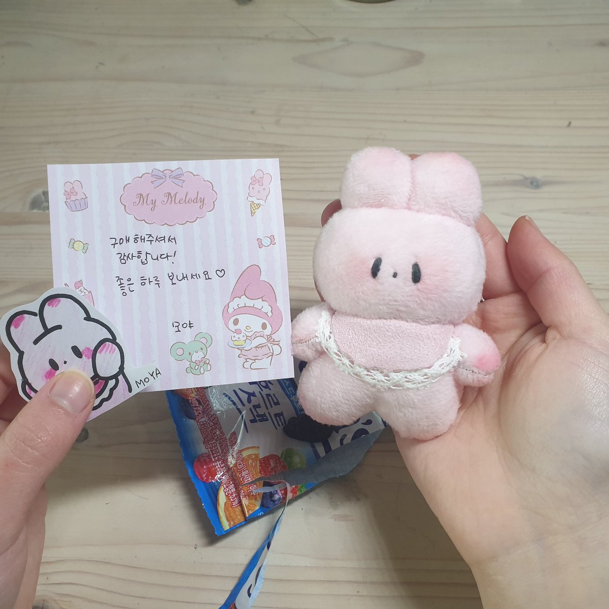 @Moya_1004 모야님!! 잘 도착했습니다❤ 요구사항 많았는데도 친절히 응해주셔서 진심으로 감사드려요~! 모야삐 너무 귀여워요😭!! 간식이랑 그림,메모지도👍👍 감사합니다💞💞 (무보정)