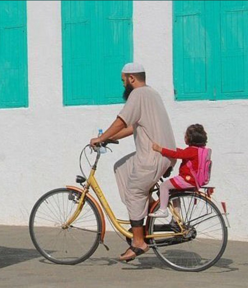 zai87d's tweet image. " العائلة هي أحد الأشياء التي تتباهى بها ، هي الأعمدة الثابتة داخل القلب ، والدّفء الأعمق الذي لا تملك إلا أن تنتمي إليه ، في كل مرةٍ يجرفك شيء توقن في داخلك بأن هذا أثمن ماتملك ".