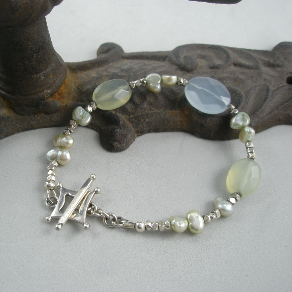 stoneberri's tweet image. Pale Green and Blue Bracelet tuppu.net/cbded319 #Stoneberri #Etsy #SilverToggle