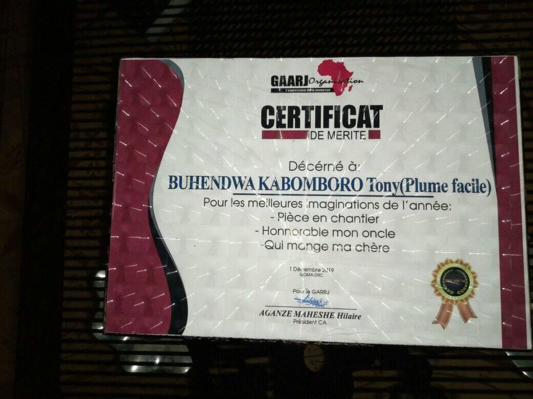 GaarjOrg's tweet photo. Portrait 4: Buhendwa Kabomboro Tony dit Plume facile est un ingénieur civil, auteur, acteur, metteur en scène et chanteur. Il intègre le Gaarj en 2012 où il prend ses premiers élans.
Si vous cherchez l'inspiration, le courage et le perfectionnisme n'allez pas loin.
#GaarjOrg https://t.co/ByytxdsaYh