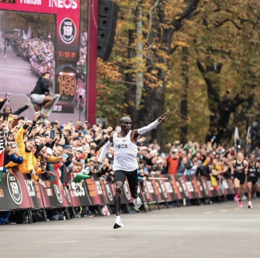 LicknSticker's tweet image. We really can’t wait to see sights like this again..... let’s hope it’s very soon indeed! Taking you back to an amazing day here, when @kipchogeeliud made #marathonhistory running alongside our prints. #brandingeverywhere #betterdaysarecoming #marathon #events #printingservices