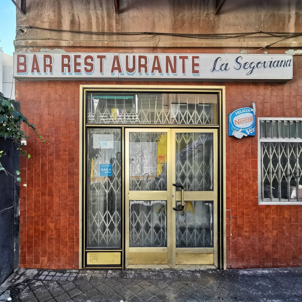 Retreros_tuit's tweet photo. Bar Restaurante La Segoviana, calle Fragata #madrid #patrimoniografico #baresdemadrid #pintadoamano #rotulos #tipografia #rotulacion #letreros #retro #antiguo #vintage #comercio #rotulosretro #typography #typehunter #foundtype #sign #retrosign #vintagede… https://t.co/JCvjuDGC0A https://t.co/o5RAh5Smox