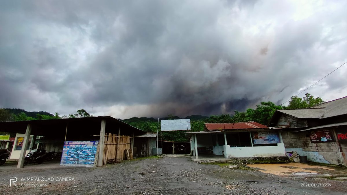 TRCBPBDDIY's tweet photo. Pukul 14.00 wib pasca guguran awan panas ke hulu Kali Krasak dan Kali Boyong diperkirakan  luncuran sejauh 2000 m, telah dilaksanakan pergeseran 11 KK (25 jiwa) turun ke Huntap Karang Kendal dan Ploso Kerep. Akses ke Ngrangkah ditutup. Via P02 @andung_sadewo @Sumosulis1 🙏👨‍🚒🇲🇨 https://t.co/bU2fpYSVBu
