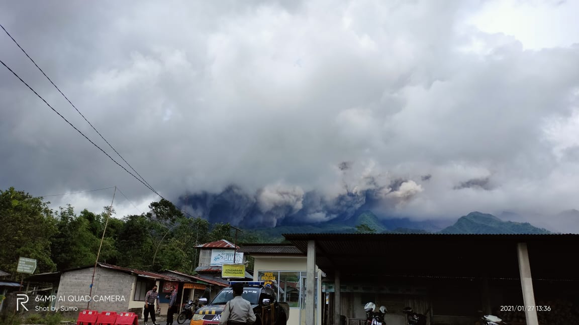TRCBPBDDIY's tweet photo. Pukul 14.00 wib pasca guguran awan panas ke hulu Kali Krasak dan Kali Boyong diperkirakan  luncuran sejauh 2000 m, telah dilaksanakan pergeseran 11 KK (25 jiwa) turun ke Huntap Karang Kendal dan Ploso Kerep. Akses ke Ngrangkah ditutup. Via P02 @andung_sadewo @Sumosulis1 🙏👨‍🚒🇲🇨 https://t.co/bU2fpYSVBu