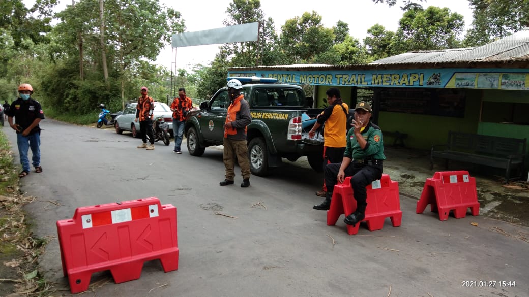 TRCBPBDDIY's tweet photo. Pukul 14.00 wib pasca guguran awan panas ke hulu Kali Krasak dan Kali Boyong diperkirakan  luncuran sejauh 2000 m, telah dilaksanakan pergeseran 11 KK (25 jiwa) turun ke Huntap Karang Kendal dan Ploso Kerep. Akses ke Ngrangkah ditutup. Via P02 @andung_sadewo @Sumosulis1 🙏👨‍🚒🇲🇨 https://t.co/bU2fpYSVBu