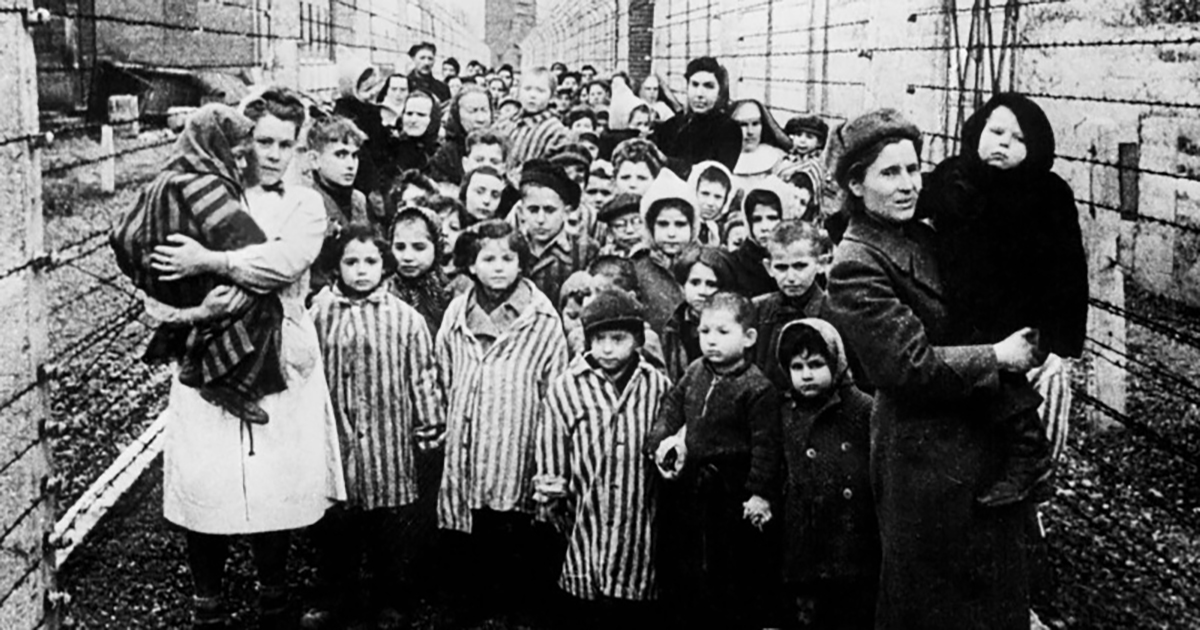 Foi há 76 anos que o exército vermelho libertou os últimos prisioneiros do campo de concentração de Auschwitz. Começou com pequenas discriminações e escalou até ao extermínio sistemático de seres humanos. Um horror cuja história e memória não podem ser esquecidas nem banalizadas.