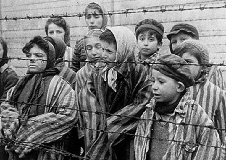 “Se capire è impossibile,conoscere è necessario”Primo Levi
Anche oggi,continuano i genocidi,le persecuzioni dei più deboli.
Ricordare perché non si ripeta mai più significa impegnarsi ad insegnarlo ai più giovani ed anche noi impareremo sempre di più
#giornatadellamemoria