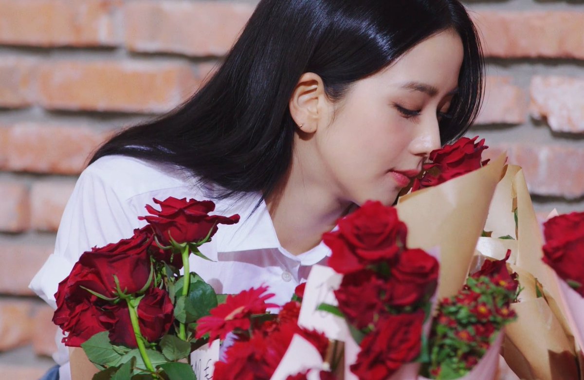 kim jisoo's gorgeous side profile