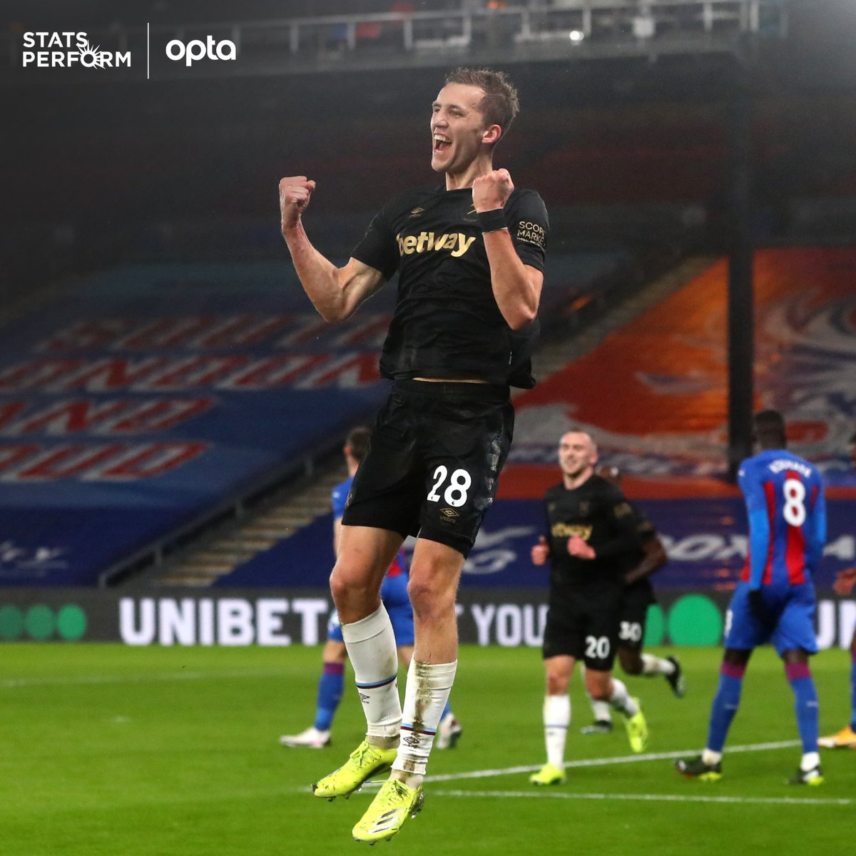 OptaJoe's tweet image. 4 - All four @premierleague games last night were won by the away side; it was only the second day in English top-flight history to see 4+ games played and all won by the away team (also 17th September 1991). Conquered.