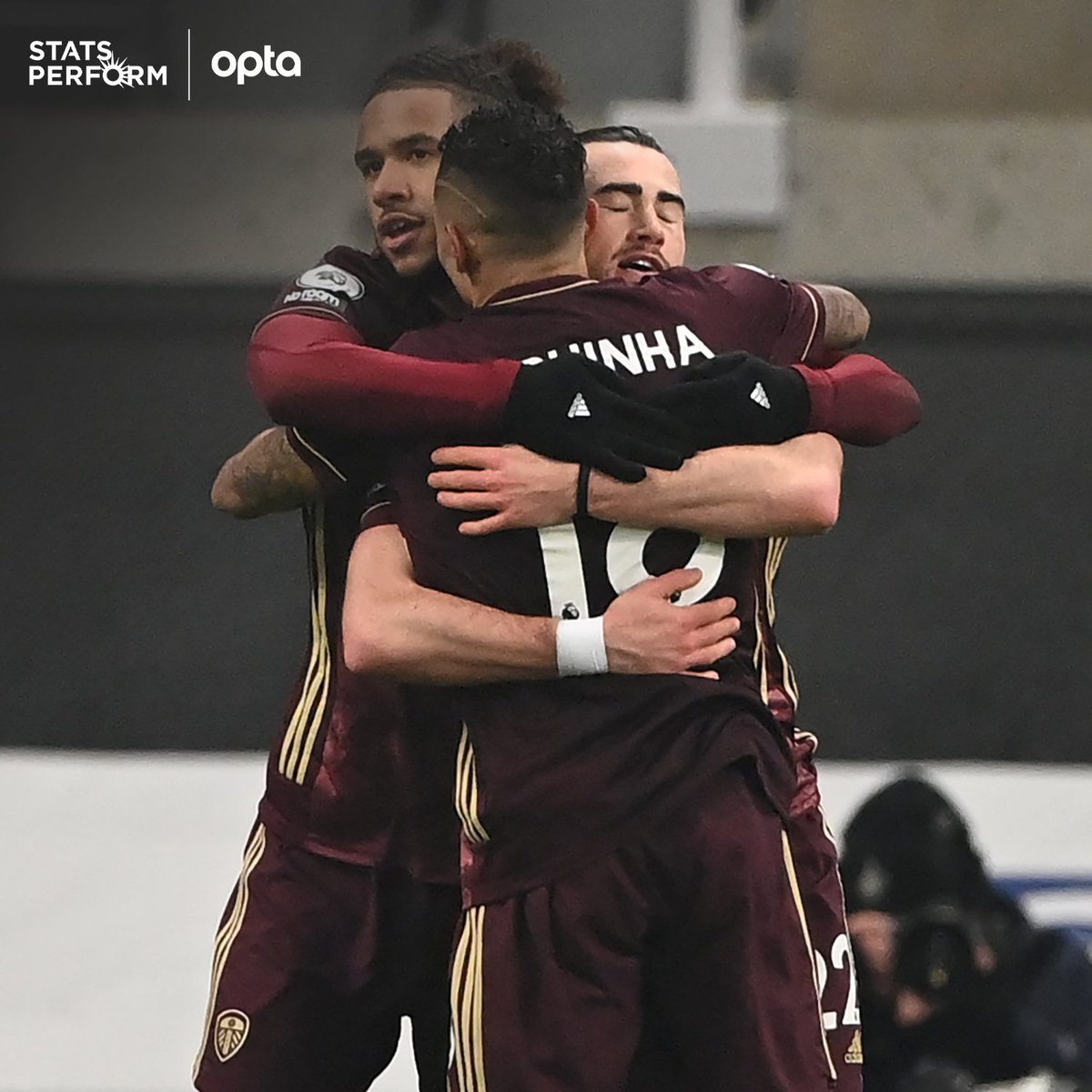 OptaJoe's tweet image. 4 - All four @premierleague games last night were won by the away side; it was only the second day in English top-flight history to see 4+ games played and all won by the away team (also 17th September 1991). Conquered.