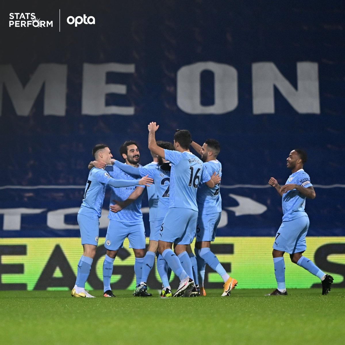 OptaJoe's tweet image. 4 - All four @premierleague games last night were won by the away side; it was only the second day in English top-flight history to see 4+ games played and all won by the away team (also 17th September 1991). Conquered.