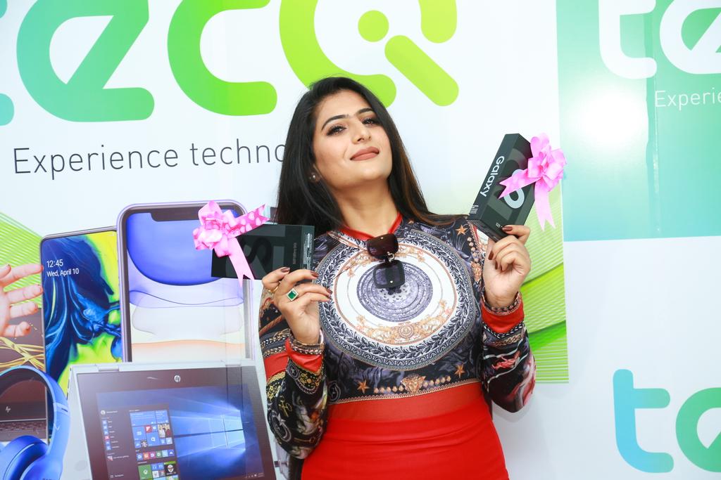 NehaSaxenaOffi1's tweet photo. Samasung Galaxy S21 series Launch #Tecq Showroom Kerala ❤️
#nehasaxena💃🏻 #godsblessedchild😇 #lifeisbeautiful ❤️ #livelovelaugh ❤️ #believeinyourself ❤️ #youareprecious ❤️ #iloveyouall ❤️ #godblessusall❤️ #omsairam🙏 🕉️🧿🧿🧿 https://t.co/UuyQd91MzV