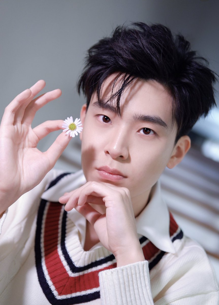 nengnnofficial's tweet photo. ดอกไม้หรือหมอเน๋ง คุณเลือกใคร 😘💙
#nengnn https://t.co/gvoMFs2NLr